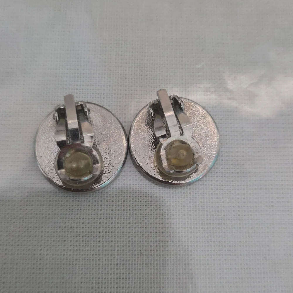 CHANEL Cream and Silver Clip-on Earrings - Picture 3 of 9